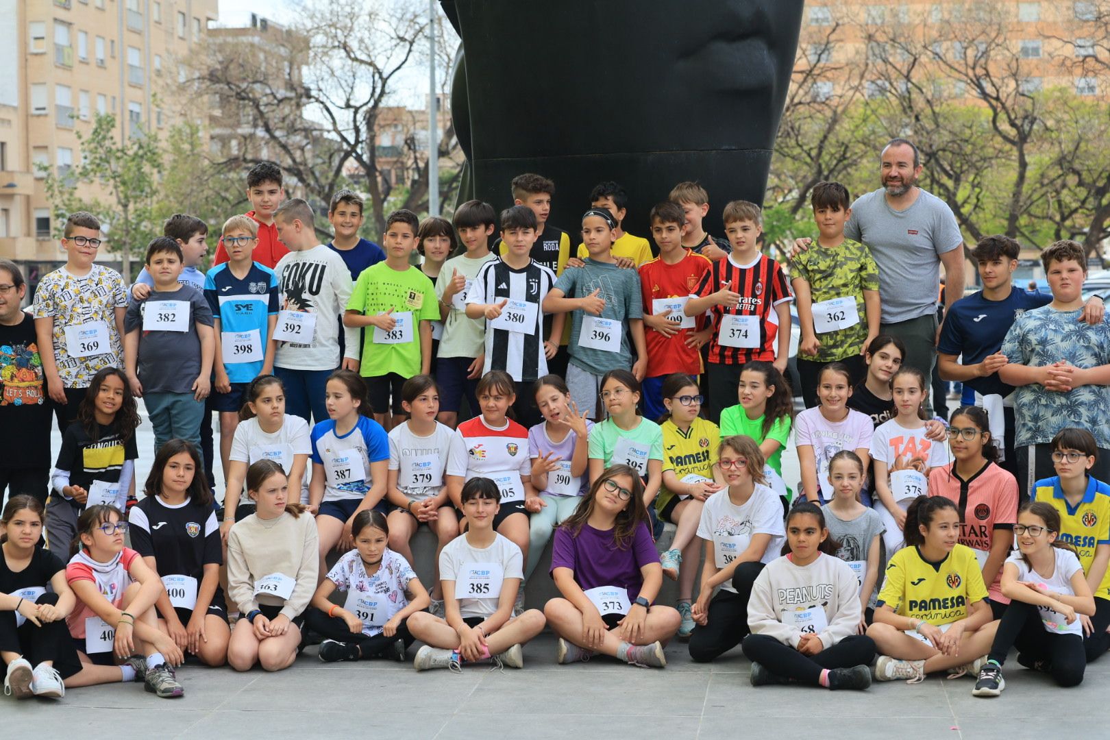 FOTOGALERIA I Vila-real recull 500 quilos de menjar solidaria amb la cursa en homenatge a Mossén Guillermo