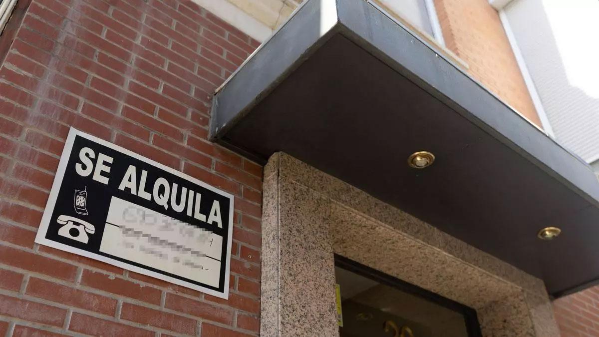 Un cartel de 'Se alquila' en un edificio de viviendas.