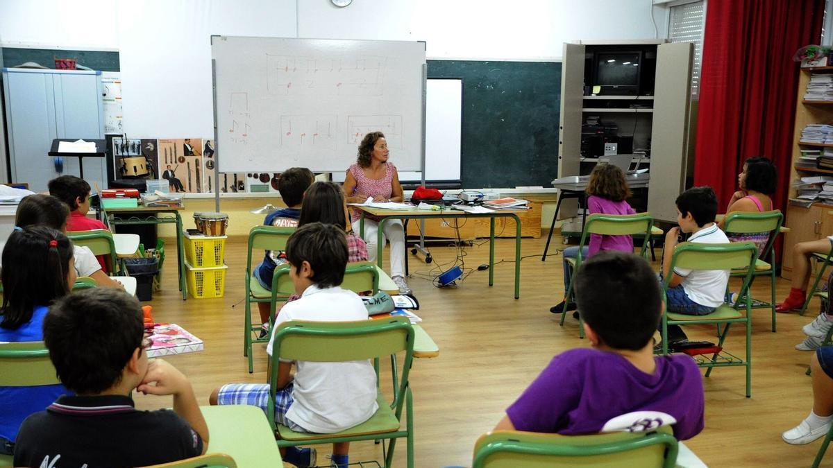 Una docente con sus alumnos en una aula del centro de Educación Primaria Antonio Magariños de Cambados.