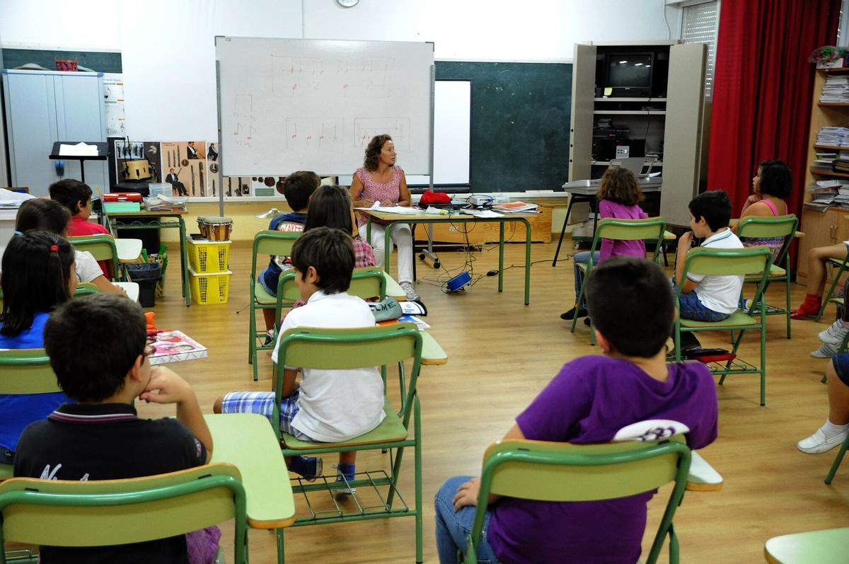 UN AULA DEL CENTRO DE EDUCACION PRIMARIA (CEP) ANTONIO MAGARIÑOS DE CAMBADOS DURANTE LA SEGUNDA JORNADA DE HUELGA CONVOCADA EN GALICIA POR LOS SINDICATOS DE PROFESORES EN CENTROS DE EDUCACION INFANTIL, PRIMARIA Y SECUNDARIA , QUE PROTESTAN POR EL RECORTE DE PLANTILLAS, EL AUMENTO DE HORAS LECTIVAS Y LA NUEVA TAREA CONSISTENTE EN RECOGER A LOS ESTUDIANTES DEL AUTOBUS A SU LLEGADA A LOS CENTROS. COLEGIO. ENSEÑANZA. CLASE. NIÑOS. ALUMNOS. ESTUDIANTES