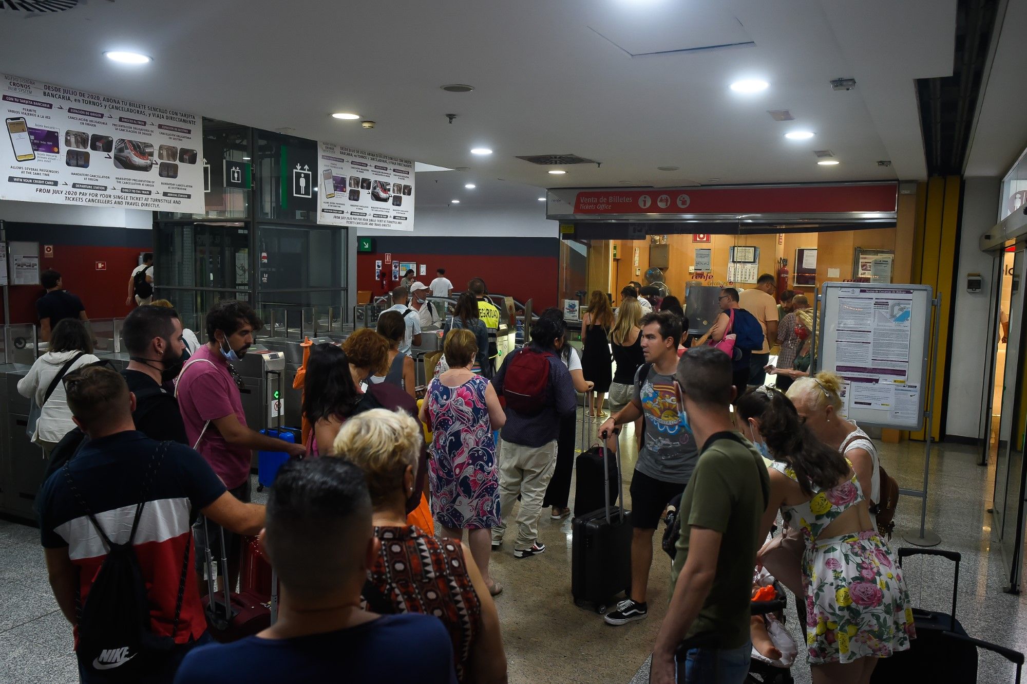 Ya se pueden adquirir los nuevos abonos gratuitos del Cercanías en la estación María Zambrano