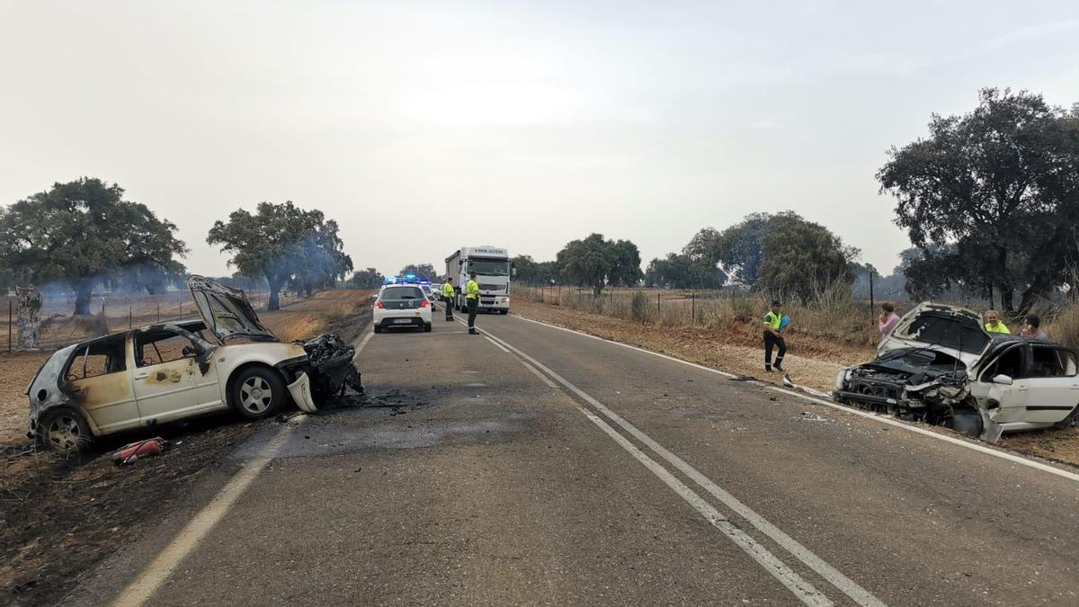 Los vehículos tras la colisión en la carretera de Valverde, uno de ellos calcinado.