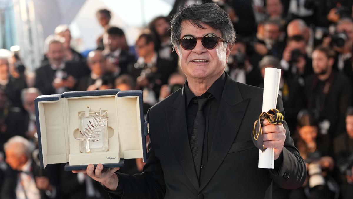 Jafar Pahani muestra la palma de Oro obtenida en el festival de cine de Cannes este año.