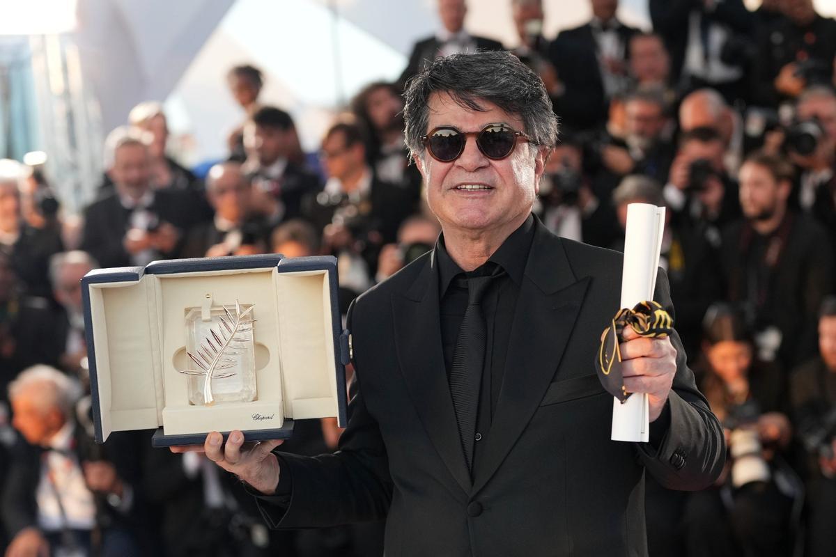 Jafar Pahani muestra la palma de Oro obtenida en el festival de cine de Cannes este año.