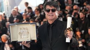 Jafar Pahani muestra la palma de Oro obtenida en el festival de cine de Cannes este año.