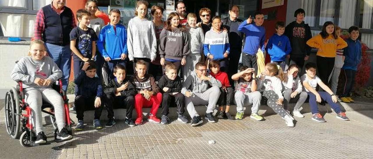 Juan Majada, junto a los alumnos de sexto de Primaria del colegio público San José Calasanz de Posada de Llanera.