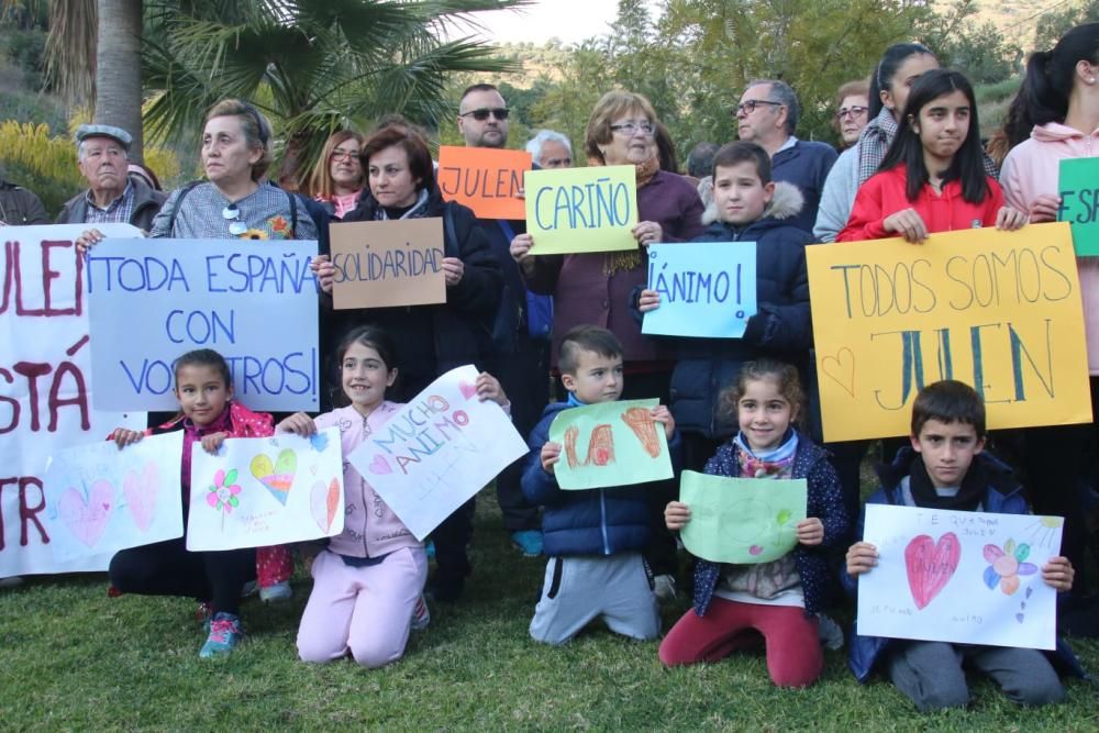 Vecinos de Totalán se concentran junto a la zona cercana al pozo donde cayó Julen para mostrar su apoyo a la familia del pequeño