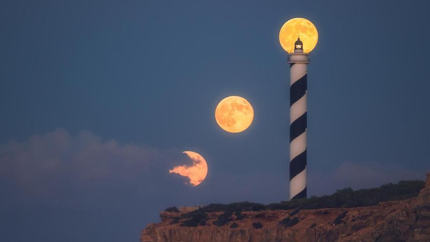 La superluna llena del Cazador en el faro de Moscarter de Ibiza