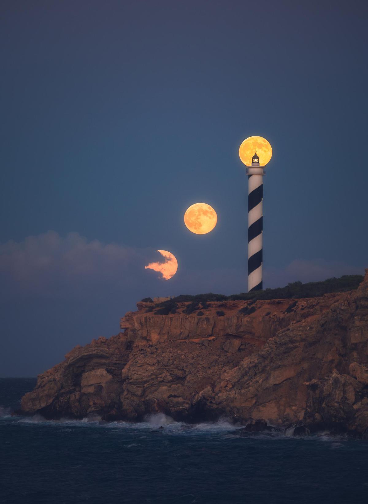 Luna llena de octubre en el faro Moscarter.