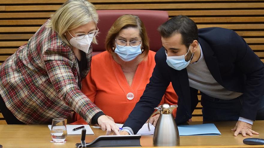 La fiscal jefe, Teresa Gisbert, esta mañana entre los diputados Mamen Peris de Cs y José Muñoz, del PSPV