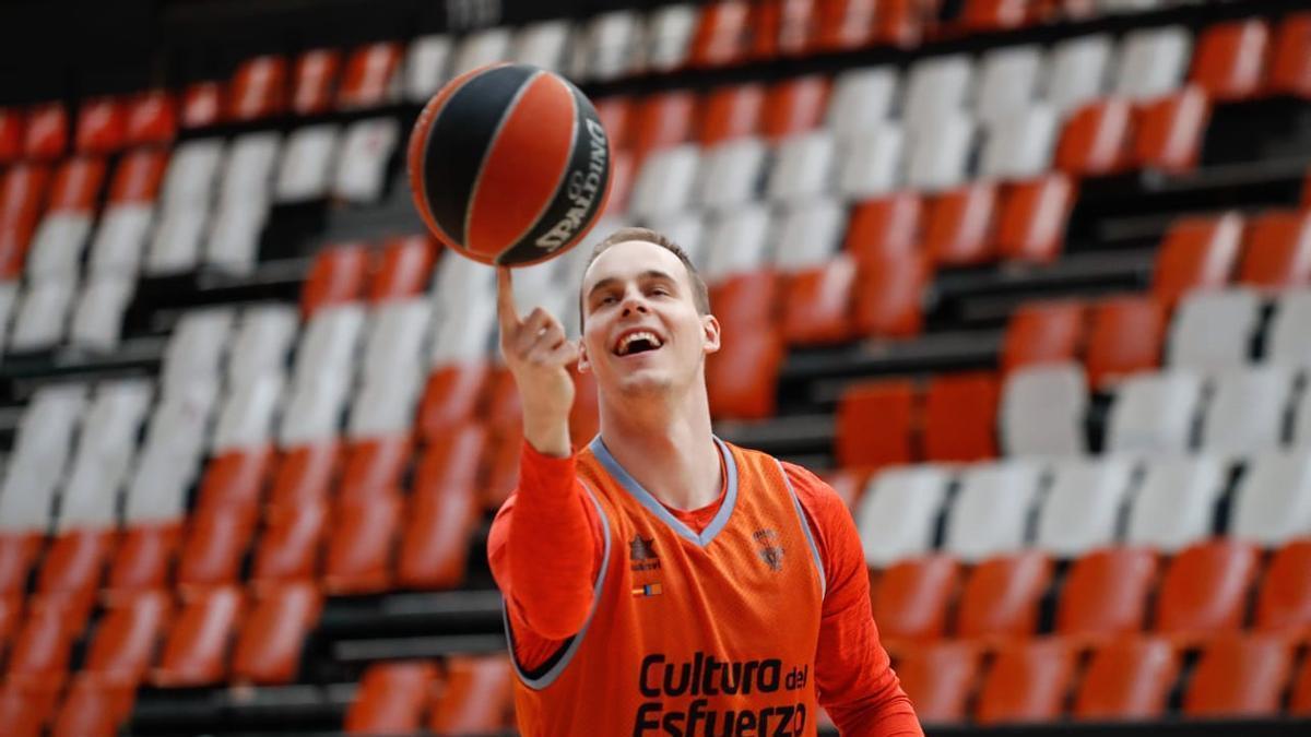 Klemen Prepelic, durante el entrenamiento en La Fonteta.