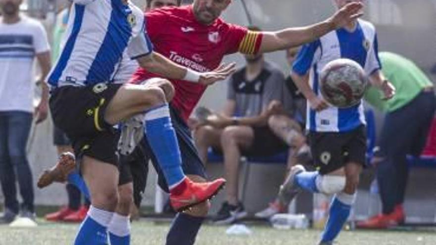 Pedro Torres disputa el balón con el capitán del Ribarroja, el pasado sábado en Alicante.