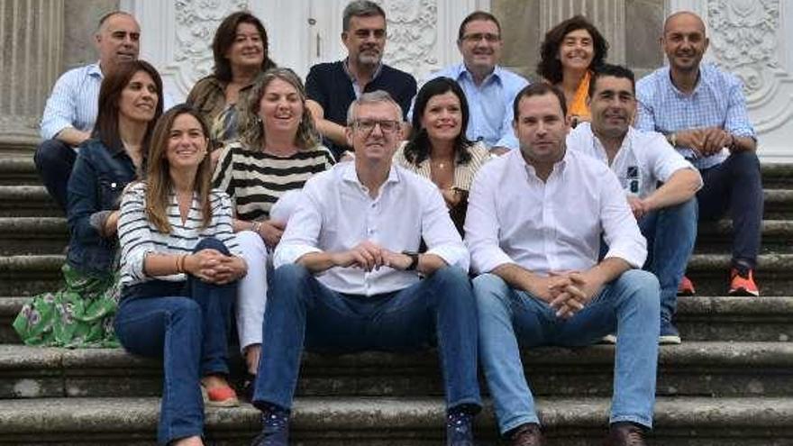 Foto de familia de parte del grupo provincial del PP en la Diputación, con Rueda y Cubela en primera línea.