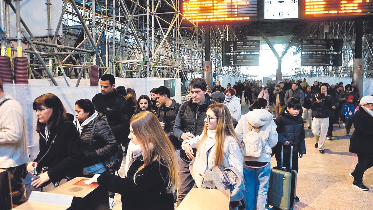 Tráfico denso en la principal estación de cercanías de València, la Estación del Norte, en una imagen de archivo.