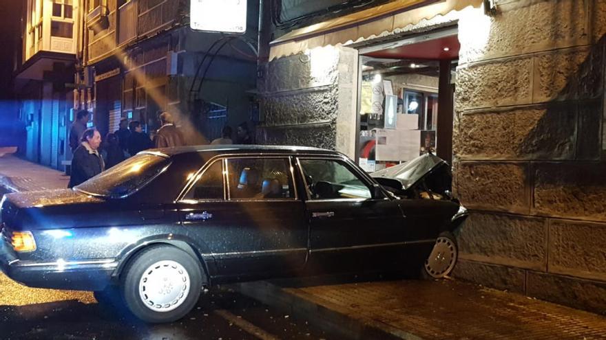 El coche, todavía empotrado en el local // GC