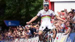 Remco Evenepoel, al cruzar la línea de meta en Donosti