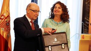 El exministro de Hacienda, Cristóbal Montoro, hace el traspaso de poderes a María Jesús Montero.