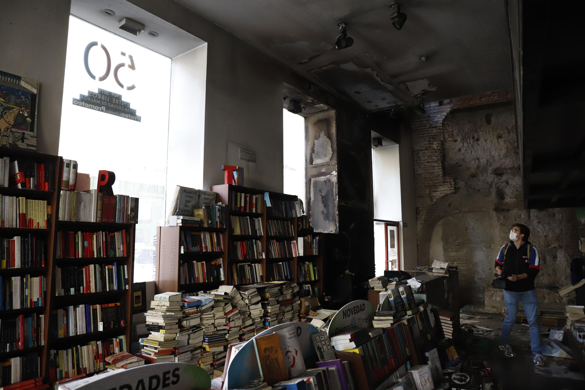 Así ha quedado el interior de la librería Proteo tras el incendio de la noche del jueves