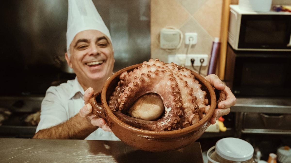 BARES NORMALES | El bar Mora en imágenes, la taberna gallega de Palma que baja la barrera tras 40 años de servicio