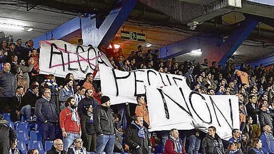 La afición del Dépor, con una pancarta contra el cierre de Alcoa en el partido ante el Oviedo.