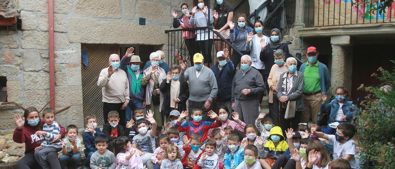 Menores y mayores en el centro de Lodoselo. //IÑAKI OSORIO