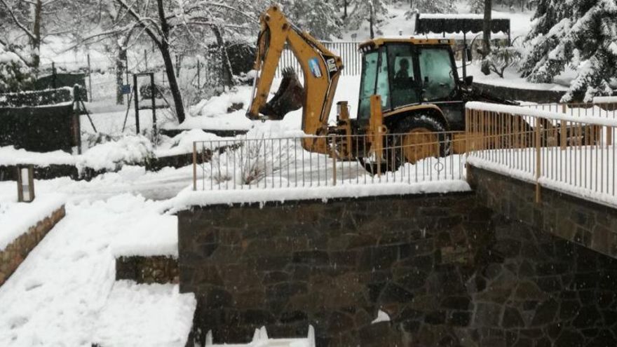 Tasques de neteja de la neu, ahir al Berguedà.