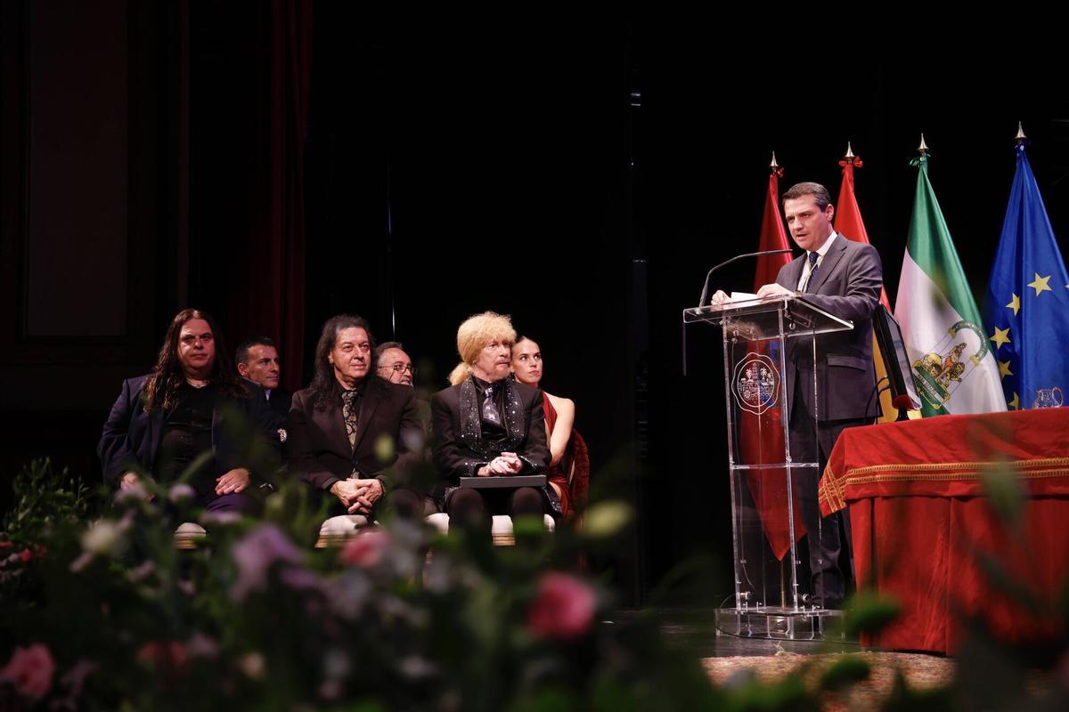 El alcalde de Córdoba, José María Bellido, preside el acto de entrega de distinciones honoríficas del Ayuntamiento de Córdoba.