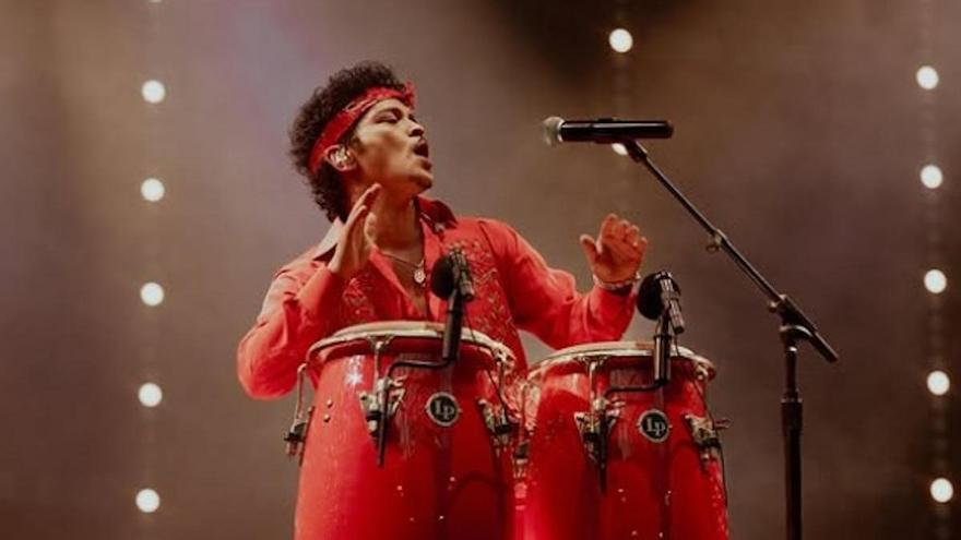 Bruno Mars sí que es mundial: un atardecer setentero en el Metropolitano más rojo