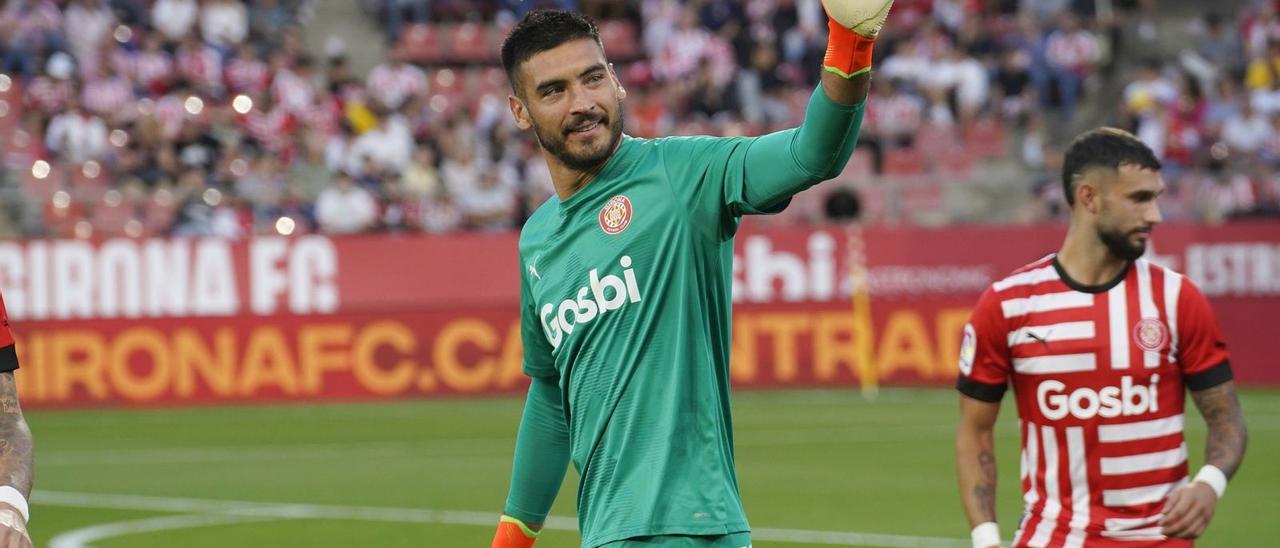 Paulo Gazzaniga saluda l’afició diumenge quan va debutar amb el Girona