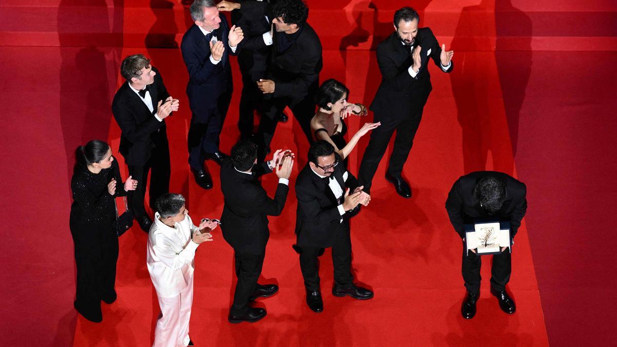 El director, guionista y productor iraní Jafar Panahi celebra tras ganar la Palma de Oro por la película Un simple accidente.