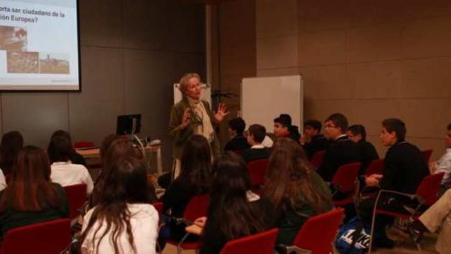 Alumnos del colegio Nuestra Señora de los Ángeles de Alicante, durante la visita que realizaron a la OAMI.