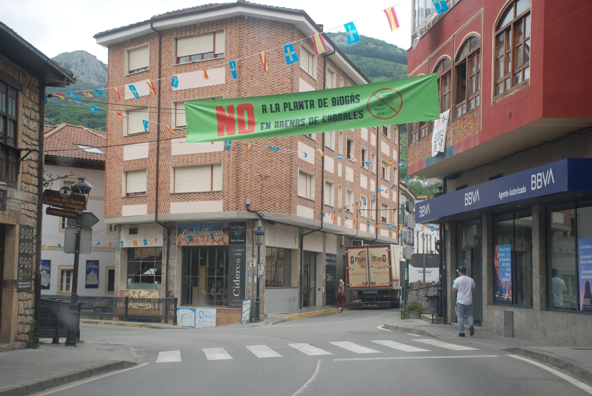 Pancartas contra la planta de biogás de Arenas de Cabrales