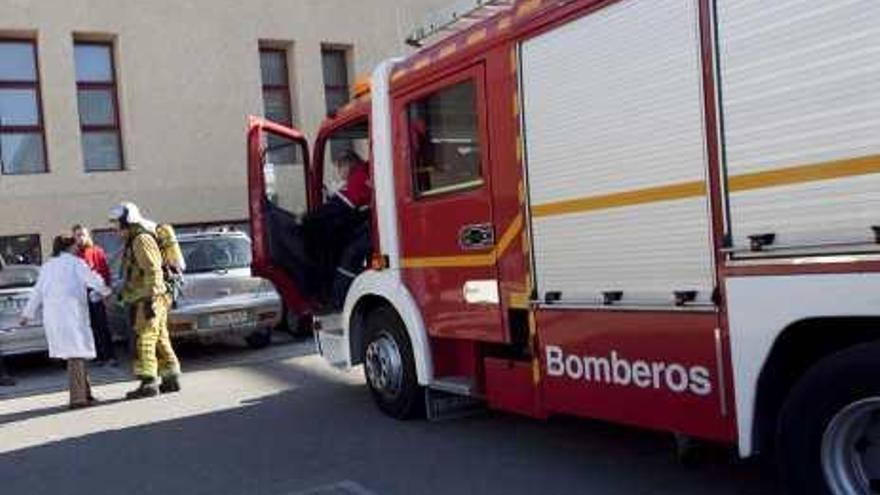 Imagen de la llegada de los Bomberos al centro de salud.