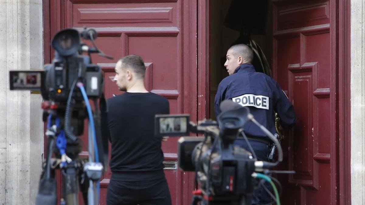 lmmarco35770109 a french police officer enters the residence of kim kardashi161003143807