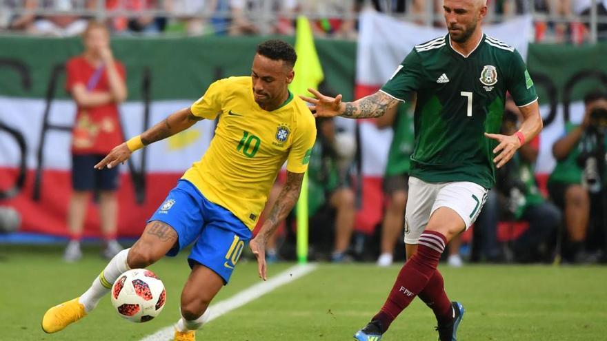 Layún en la imagen con Neymar en el Mundial de Rusia.