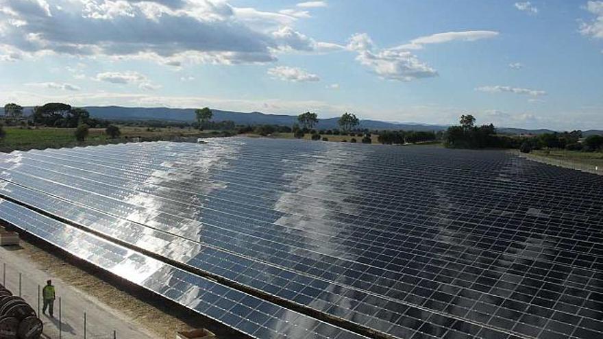 Dos empresas alicantinas construyen un parque solar de 1,3 MW en Francia