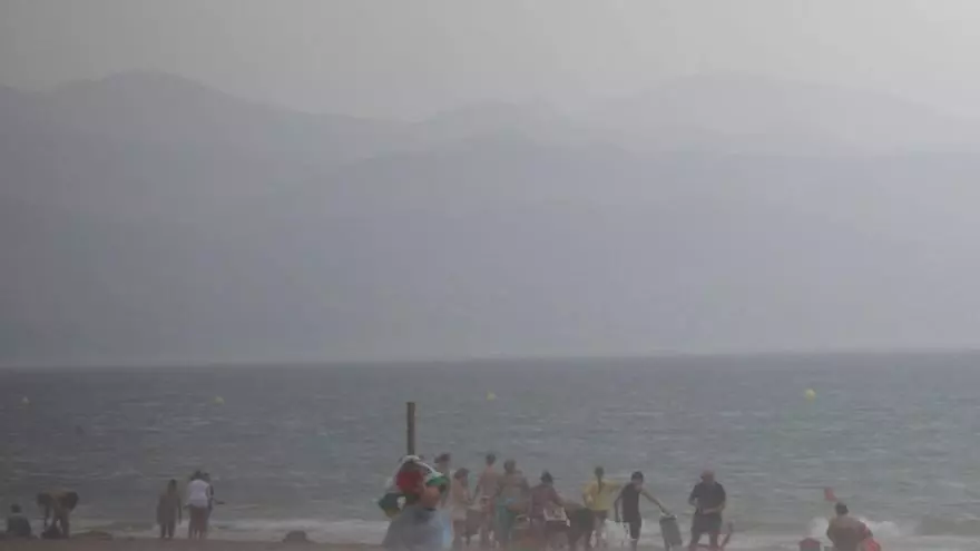 Fuertes rachas de viento "sorprenden" a los bañistas en la playa de San Juan en Alicante