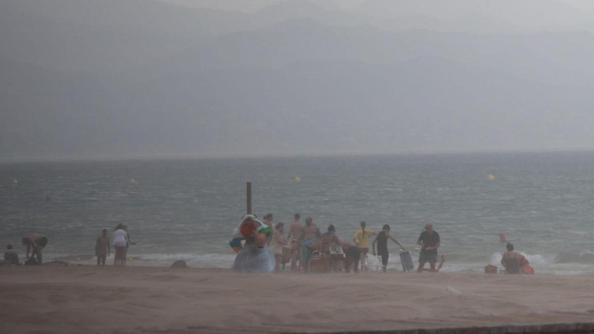 Fuertes rachas de viento "sorprenden" a los bañistas en la playa de San Juan en Alicante