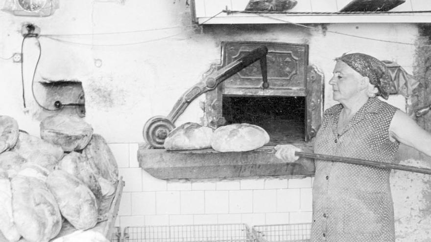 Una panadera porriñesa en la década de los setenta. // Magar/Arhivo Faro