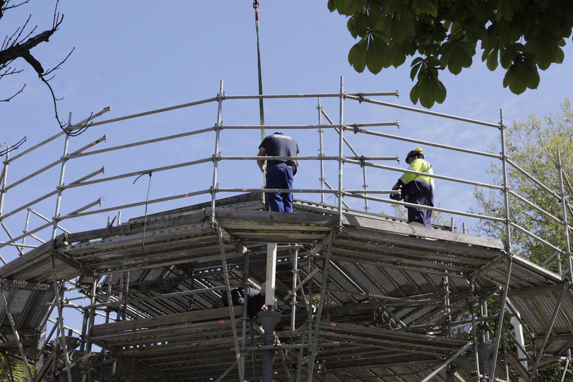 EN IMÁGENES: Comienza el montaje de la estructura del kiosco del Bombé en Oviedo
