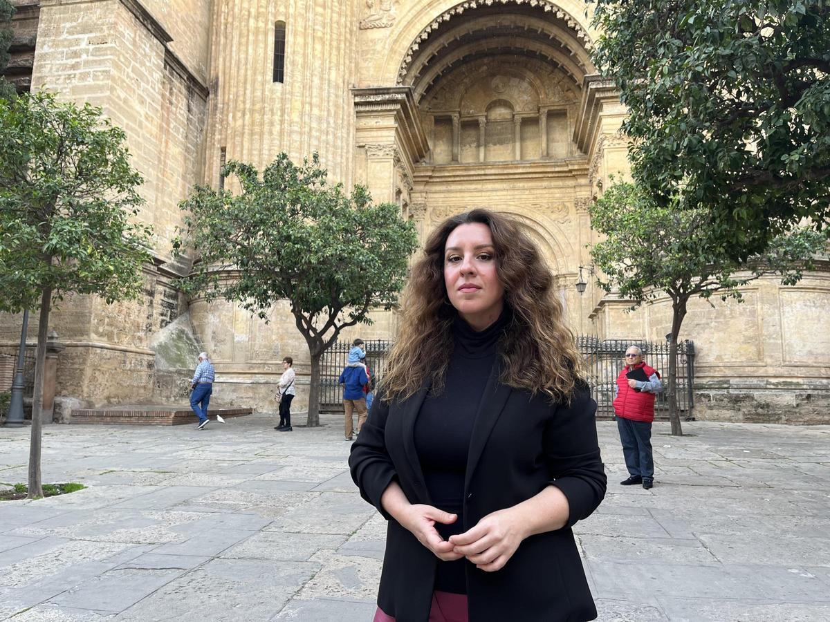 La soprano malagueña Berna Perles frente a la catedral de Málaga