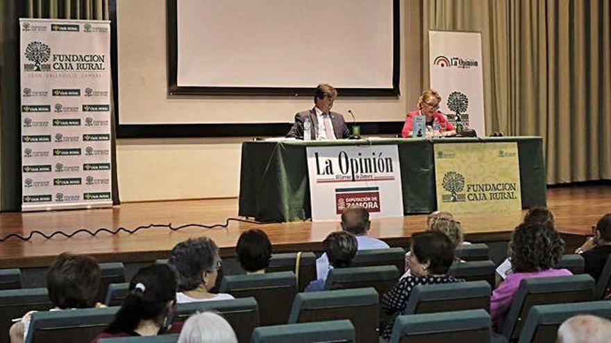 Javier Urra y Carmen Ferreras, en la mesa del Colegio Universitario.