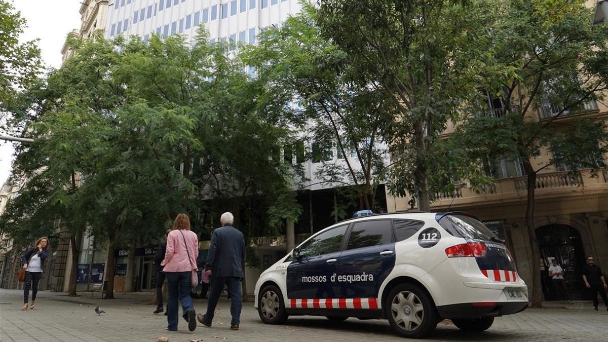 un coche de los Mossos d esquadra delante del consulado de Uruguay