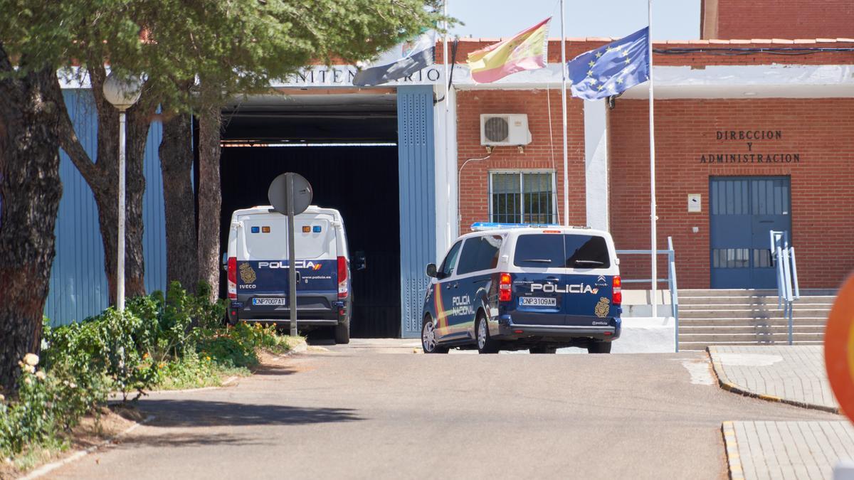 Dos coches del Cuerpo Nacional de Policía entrando la semana pasada en el Centro Penitenciario de Cáceres.