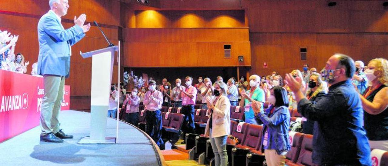 Ángel Víctor Torres, ayer, aplaudido en el Comité Regional del PSOE en el Palacio de Congresos de la Institución Ferial de Canarias (Infecar), en Las Palmas de Gran Canaria.