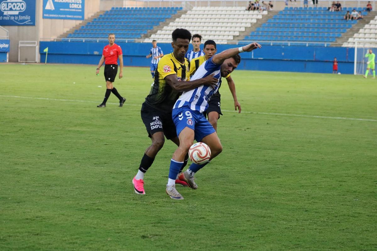 Un momento del último enfrentamiento entre el Águilas FC y el Lorca Deportiva.