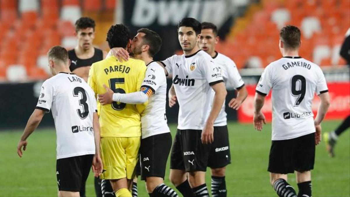 Los jugadores del Valencia se saludan con Parejo en el duelo de la pasada temporada