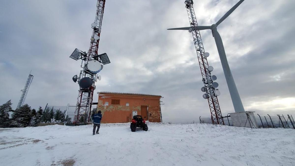 Un técnico, con una moto de nieve en una zona montañosa de Aragón.