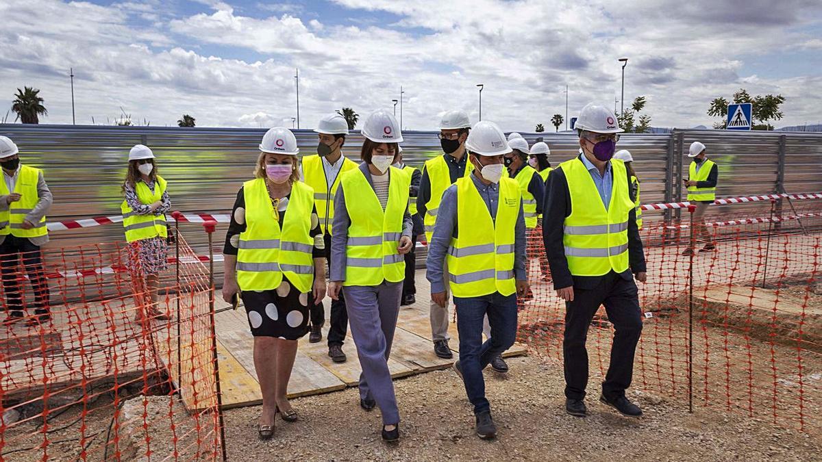 Marzà, acompañado de Morant, Fuster y Alandete, ayer durante la visita a las obras. | DANI MONLLOR