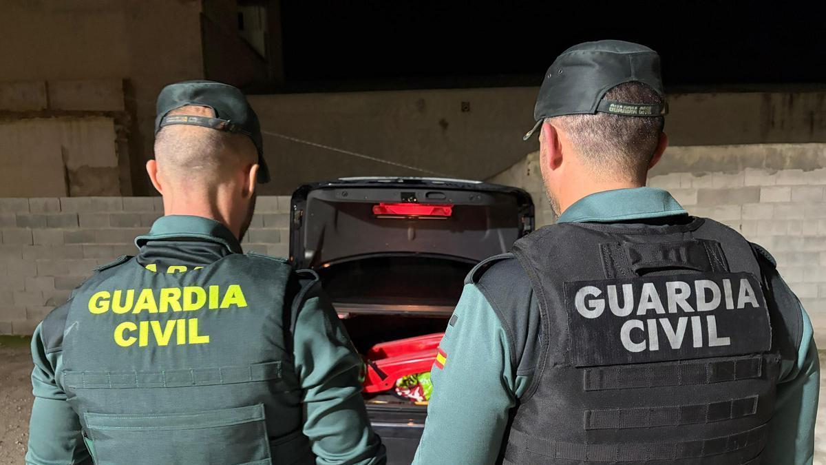 La Guardia Civil sorprende en San Isidro a un hombre con 17 kilos de cocaína en el maletero